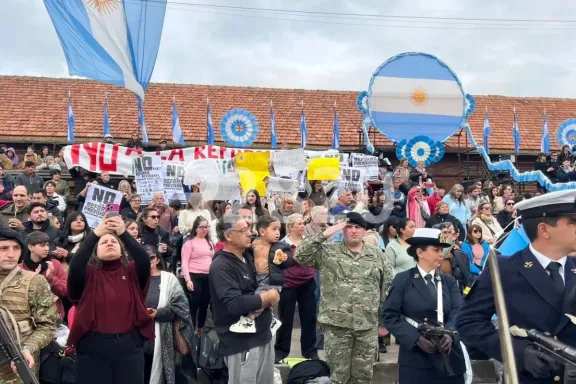 Fuerte cruce en Gualeguaychú: Davico enfrentó a manifestantes contra la reforma previsional en pleno acto patrio