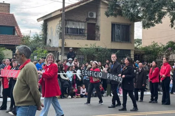 Escuela de Concordia reclamó por un edificio propio durante el desfile patrio del 25 de Mayo
