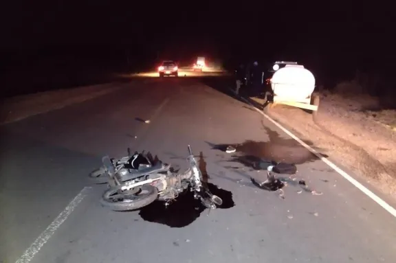 Una adolescente sufrió fractura de fémur tras chocar su moto contra un tráiler sin luces en Ruta 4
