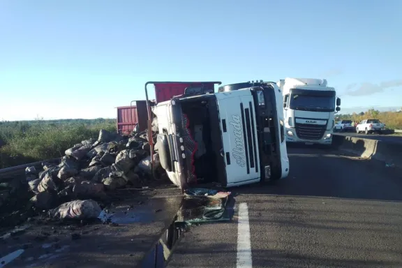 Un camión cargado con carbón volcó sobre la Ruta 14 y la carga quedó esparcida sobre la calzada