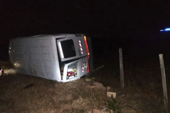 Vuelco en Ruta 18: una camioneta terminó dentro de un campo y su conductor fue hospitalizado