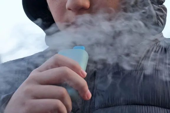 Alertan por el aumento del consumo de cigarrillos electrónicos y bolsas de nicotina entre adolescentes
