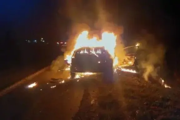 Un automóvil se incendió por completo sobre la Ruta 14 en Concordia: sus ocupantes lograron escapar ilesos