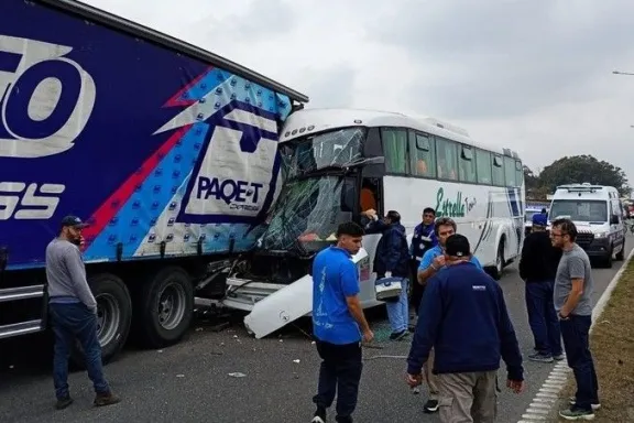 Grave accidente de un micro de Concordia en Ruta 9: chocó contra un camión y hubo varios heridos