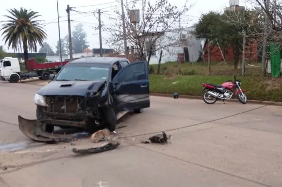 Dos hombres hospitalizados tras un choque entre una motocicleta y una camioneta en Concordia