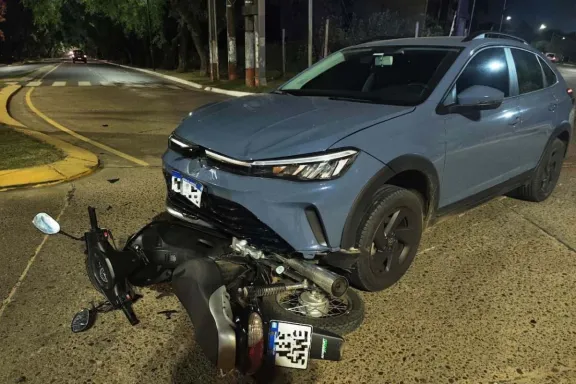 Choque entre un auto y una moto en la rotonda del Monumento a la Mujer