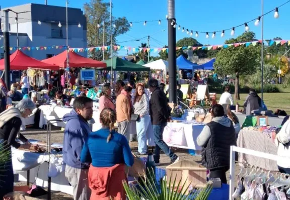 Este domingo vuelve la Feria Paseo del Río con propuestas gastronómicas, artesanales y productos locales