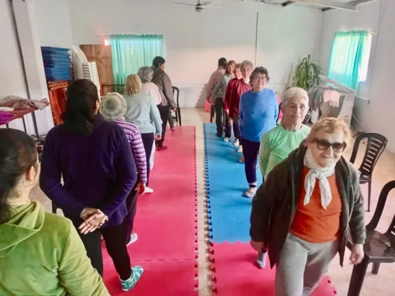 Yoga, estimulación cognitiva e inglés: agenda de actividades gratuitas para adultos mayores