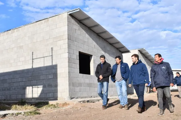 Azcué recorrió las viviendas que se construyen en Agua Patito para relocalizar familias de zonas inundables