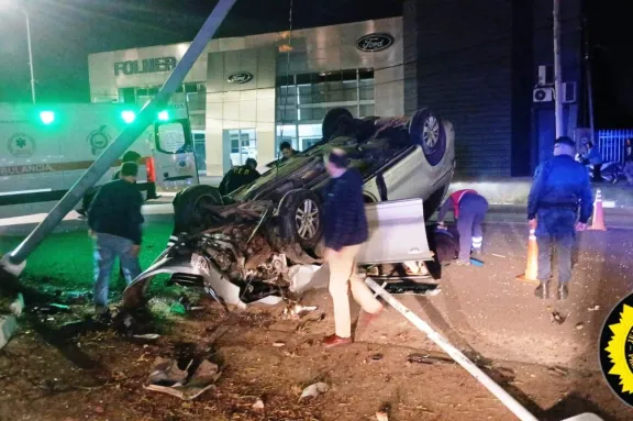 Volcó una camioneta tras chocar contra una columna en avenida Eva Perón: dos personas fueron hospitalizadas