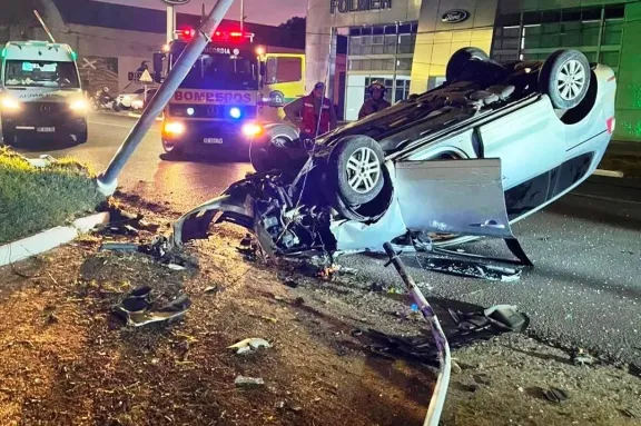 Grave estado del conductor que volcó en avenida Eva Perón: permanece con asistencia respiratoria en el Masvernat