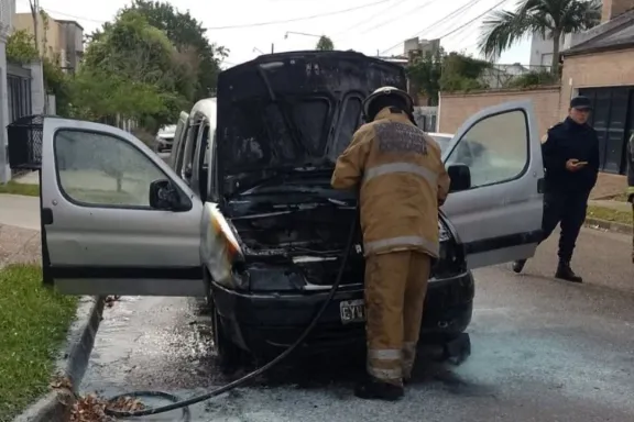 Susto en Concordia: una Partner se incendió en la vía pública y Bomberos evitaron daños mayores