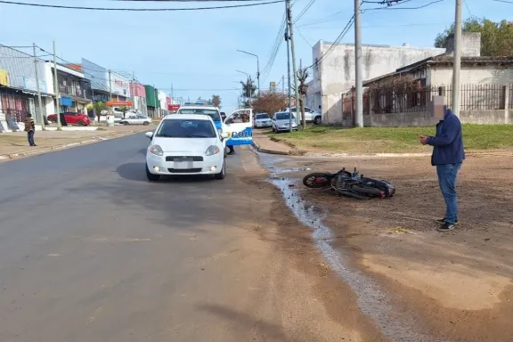 Choque entre un auto y una moto en Concordia: una joven fue hospitalizada
