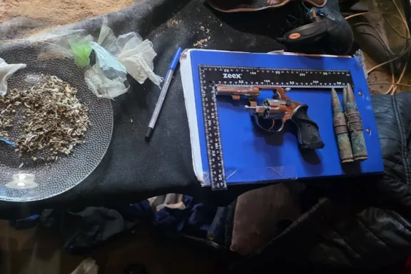 Allanamiento por amenazas: secuestraron un arma, cocaína, marihuana y municiones de guerra