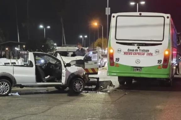 Choque entre un colectivo y una camioneta: dos personas fueron hospitalizadas