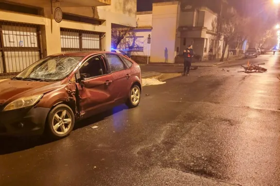 Fatal choque entre una moto y un auto: un joven de 20 años perdió la vida