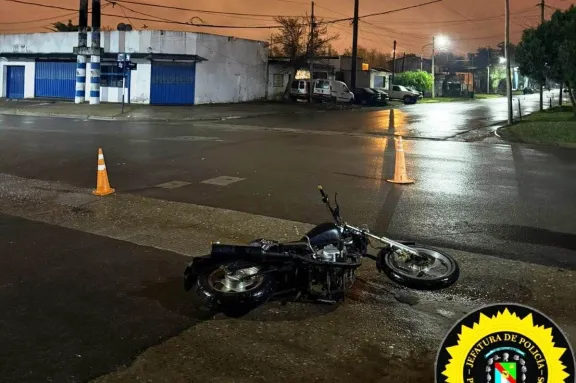Chocó una moto, huyó del lugar y terminó detenido: dos personas fueron hospitalizadas