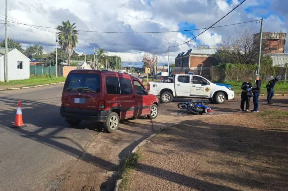 Choque entre una camioneta y una moto: una mujer fue trasladada al Hospital Masvernat