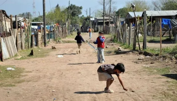 UNICEF reveló que la pobreza infantil bajó al 42,3% en Argentina, pero advierte un posible repunte en 2026