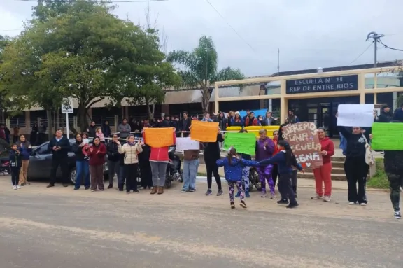 Abrazo solidario en la Escuela Secundaria N° 10: familias exigen respuestas al Consejo General de Educación