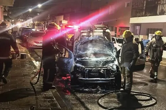 Se incendió una camioneta de una empresa de cable mientras circulaba por Concordia