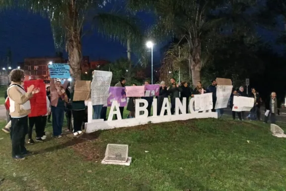 La comunidad educativa de la Escuela Artigas de La Bianca marchó por la falta de respuestas a los graves problemas edilicios