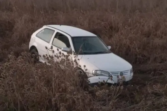 Se quedó dormido al volante, despistó y abandonó el auto para irse a dormir a su casa