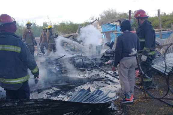 Una familia perdió todo tras un robo e incendio en barrio Nébel y pide ayuda para reconstruir su hogar