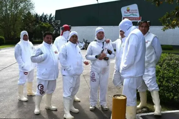 Trabajadores de Granja Tres Arroyos convocan a una movilización por salarios adeudados y la reapertura de instalaciones