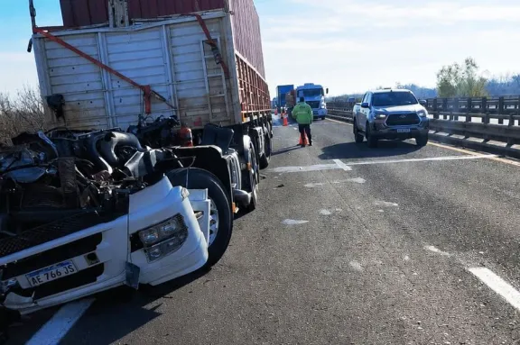 Accidente en Ruta 14: Camión chocó contra una pala mecánica, cayeron desde un puente a un arroyo y sobrevivieron
