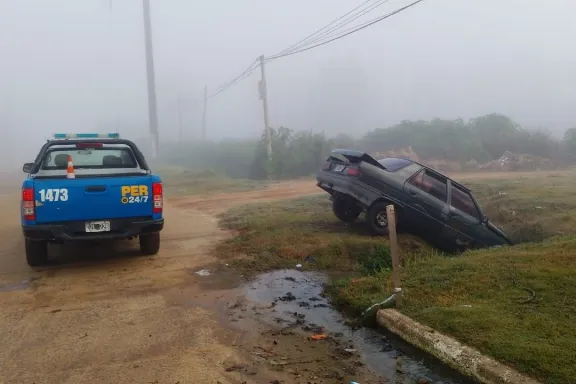 La niebla habría provocado que un auto terminara dentro de una zanja sobre avenida Tavella