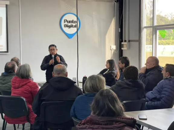 Capacitan a inspectores municipales para reforzar controles y evitar la venta de cítricos con hojas en Concordia