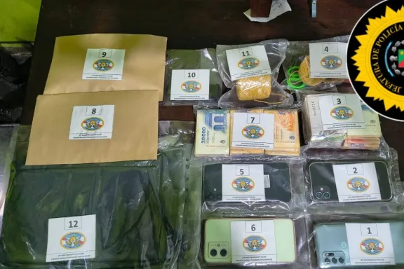 Allanamientos en barrio Don Jorge: secuestran cocaína, marihuana, un arma y más de $865 mil en efectivo