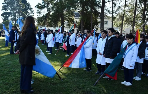 Alumnos de Concordia prometieron lealtad a la Bandera en un acto cargado de emoción y patriotismo