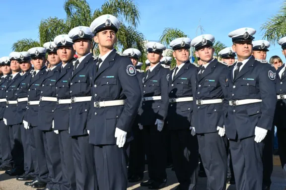 Casi 400 cadetes y aspirantes de la Policía y el Servicio Penitenciario juraron fidelidad a la Bandera Argentina