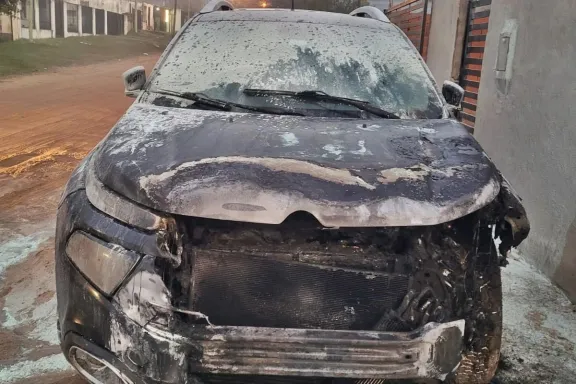 Investigan un presunto ataque incendiario contra una camioneta