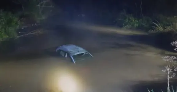 Un auto cayó a un cauce de agua en Federación y un familiar rescató a sus dos ocupantes