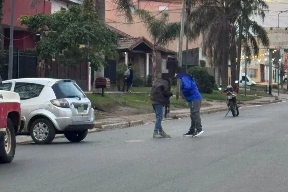 Una mujer lucha por su vida tras un choque entre un auto y una moto en avenida Tavella