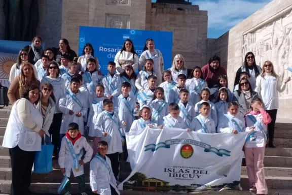 Estudiantes entrerrianos prometieron lealtad a la Bandera en Rosario y vivieron una experiencia inolvidable