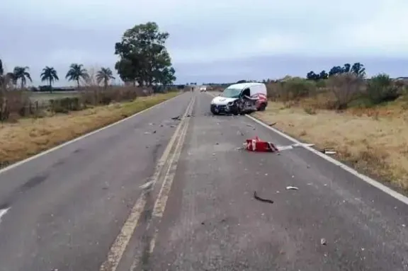 Violento choque entre un camión y una utilitaria en Ruta 18: dos personas fueron hospitalizadas
