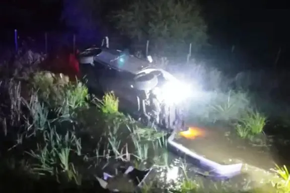 Volcaron en la Autovía 14, cayeron a un bañado y fueron trasladados al hospital