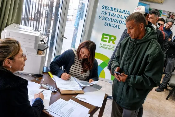 El Gobierno provincial asiste a trabajadores de Granja Tres Arroyos con aportes económicos y tarifa energética diferencial