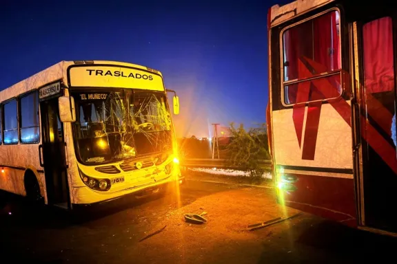 Choque de colectivos en el acceso a Concordia: uno estaba estacionado por una falla mecánica