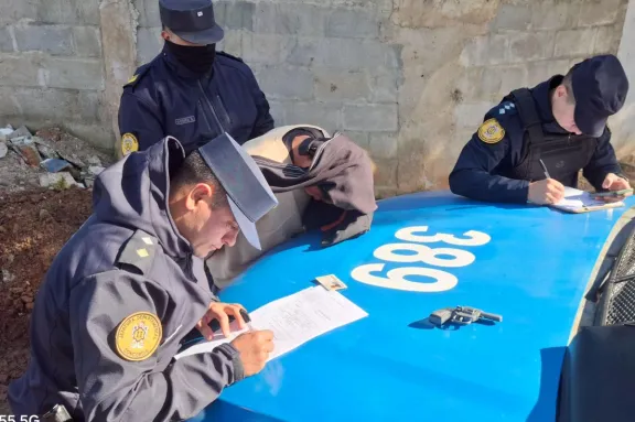 Detuvieron a un hombre armado tras ser detectado por un dron policial mientras huía por un descampado