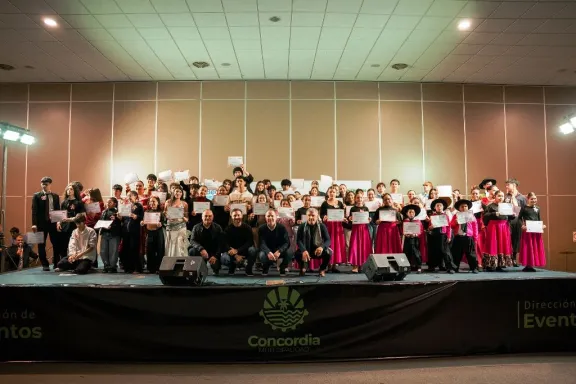 Más de 70 jóvenes brillaron en Concordia durante la primera Gala del Becario en Escena 2026