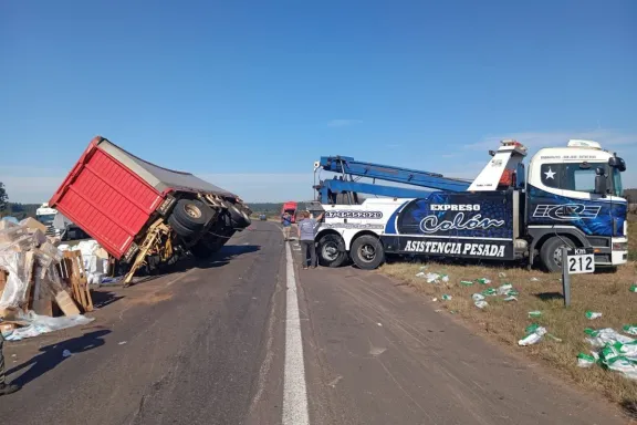 Un camión volcó en la autovía 14y provocó demoras durante varias horas