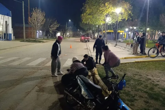 Grave choque entre una moto y una camioneta: una joven sufrió fractura de cráneo y permanece en terapia intensiva