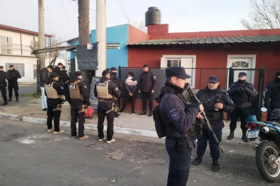 Intentó descartar cocaína y marihuana al ver a la Policía, pero fue detenido