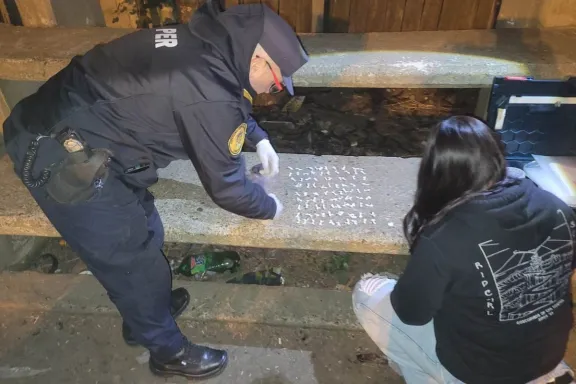 Secuestran 91 dosis de cocaína tras una maniobra sospechosa en una cancha: involucraron a una niña para ocultar la droga