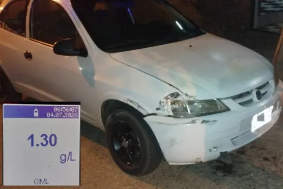 Conductor alcoholizado chocó un auto estacionado y lo encontraron dormido dentro de su camioneta